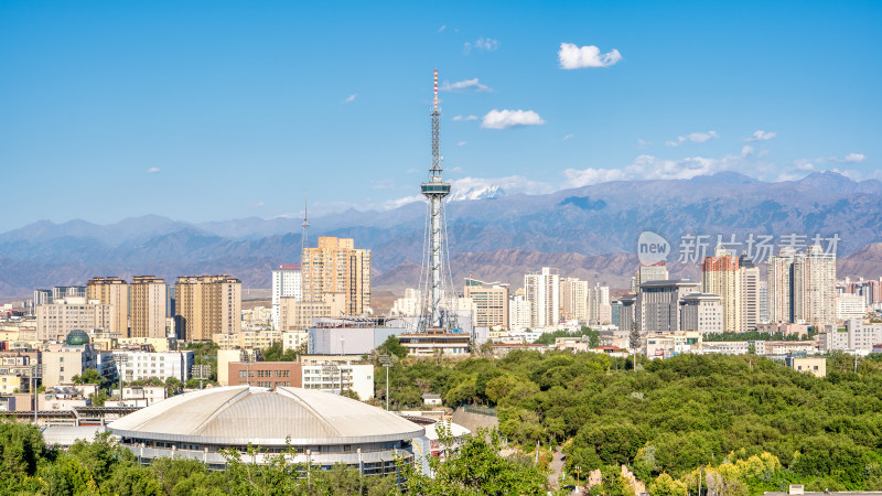 新疆乌鲁木齐电视塔与远处的天山山脉