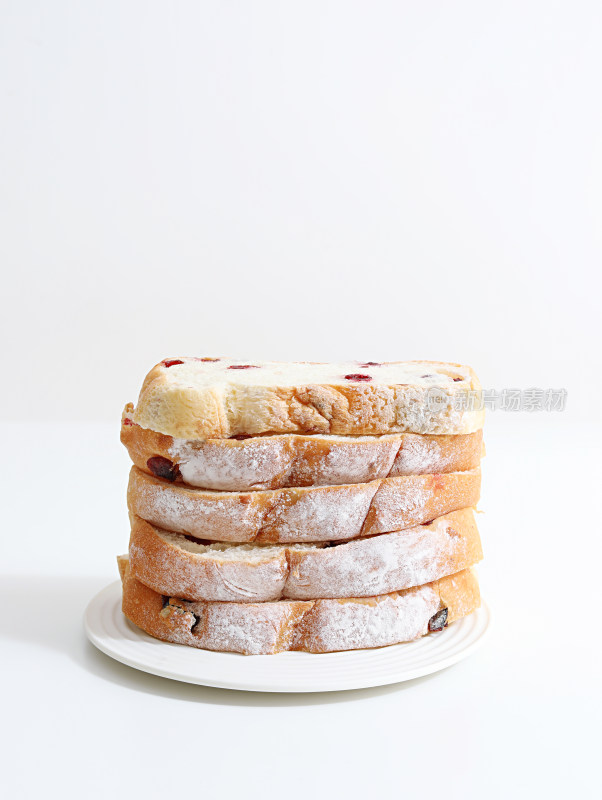 白色桌面上的早餐蓝莓面包