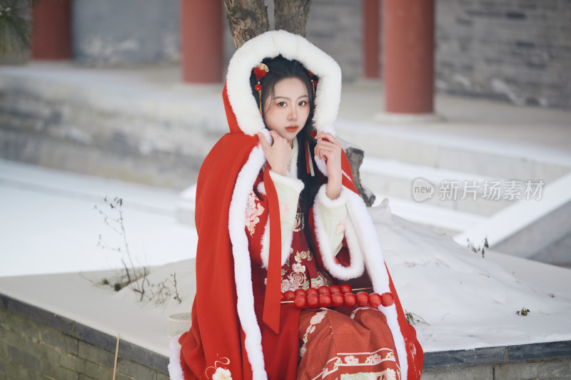 雪天户外身穿中式红色汉服的亚洲少女