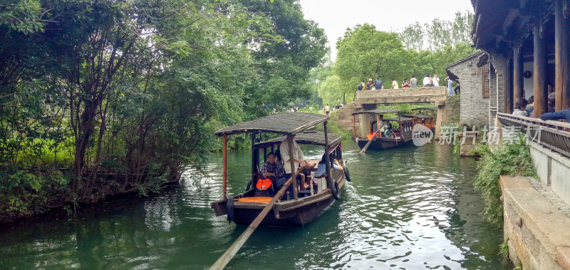 水乡河道乘船游览景象