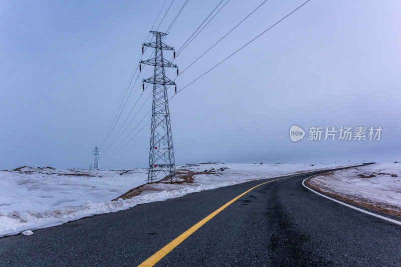 冬季雪地里的公路