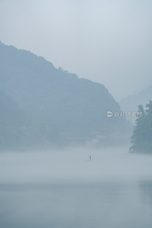 湖南郴州小东江晨雾小船薄雾笼罩下宁静之美