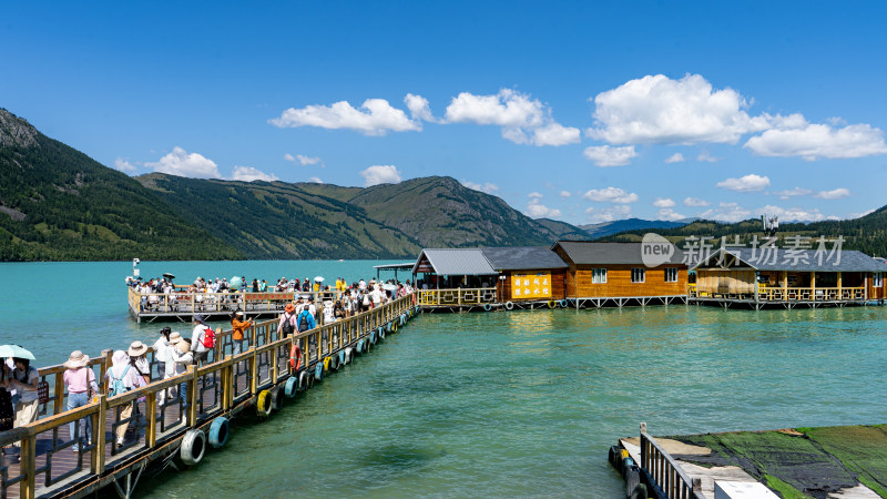 湖畔栈道游客观光场景