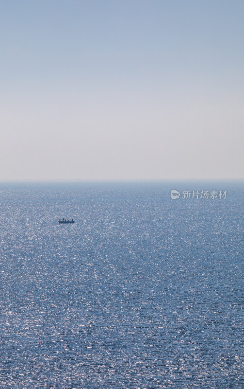 烟台月亮湾第一海水浴场海天海水相间景观