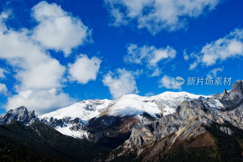 川西蓝天白云下的雪山风景