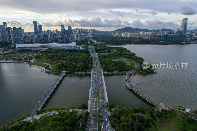 深圳福田南山城市绿洲与高楼林立街道航拍