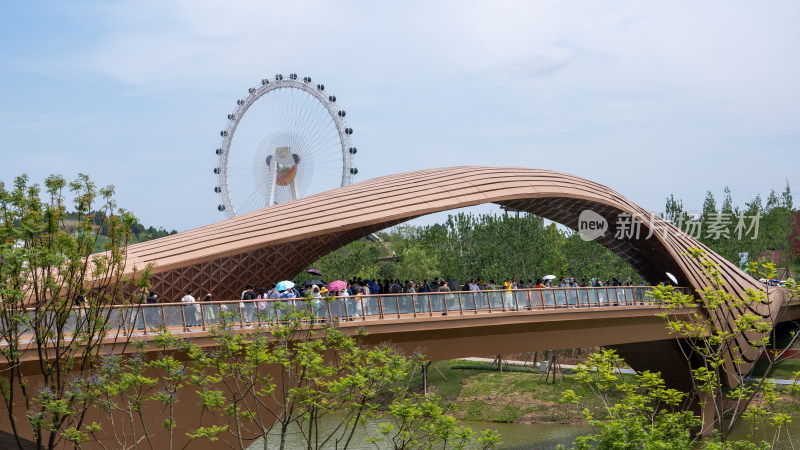 成都世界园艺博览会的园林建筑与游客