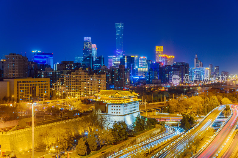 北京国贸与明城墙遗址车流城市夜景