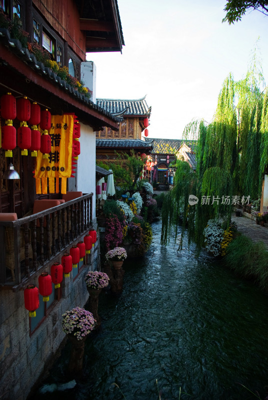 丽江古城河边休闲场景