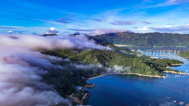 广东汕头南澳岛海上岛屿清晨云海航拍图