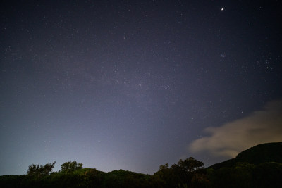 户外山林夜空繁星密布的景象