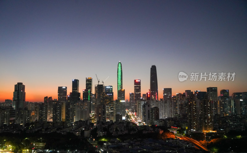 城市夜景鸟瞰，高楼林立灯火辉煌的景象