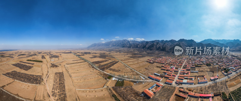 俯瞰河北蔚县农村田园风光与太行山全景