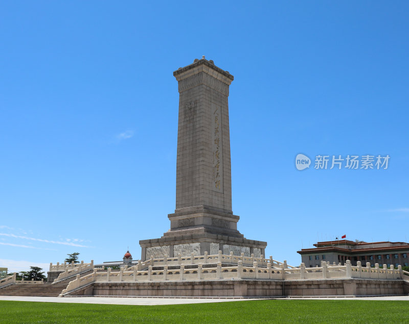 蓝天下的天安门广场人民英雄纪念碑
