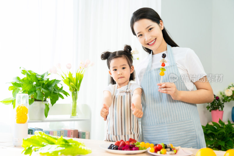 妈妈和女儿一起做水果沙拉