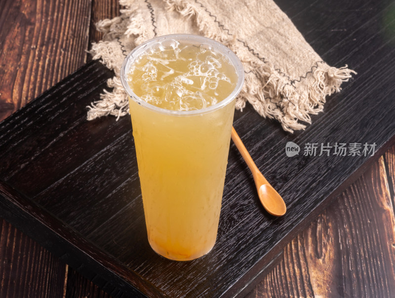 一杯冰鲜柠檬水