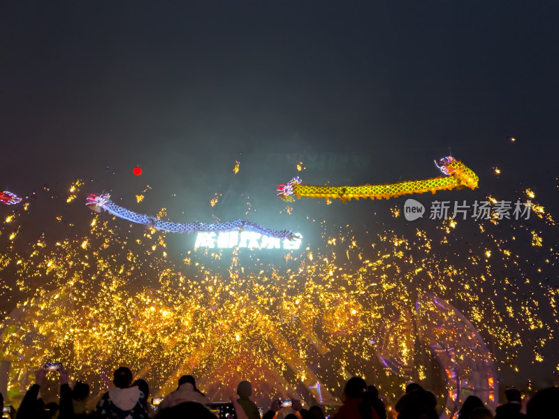 夜空中的舞龙表演打铁花