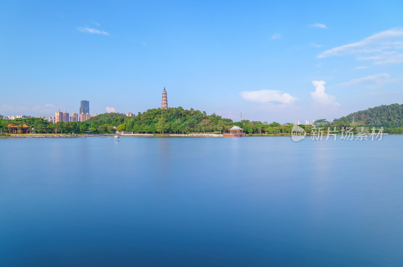 佛山顺峰山公园青云湖与牌坊牌楼古塔