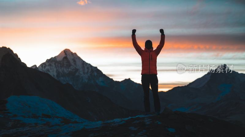 登山者站在山顶航拍