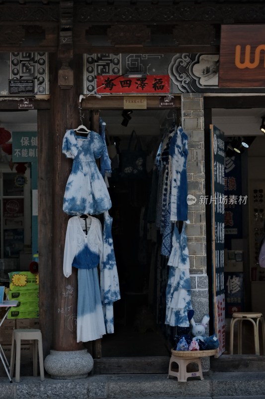 古旧门店外悬挂蓝白扎染服饰