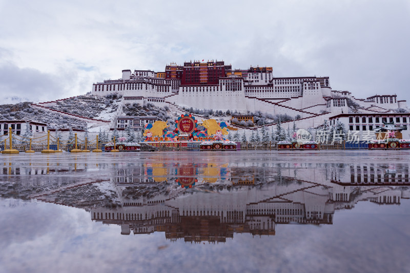 中国西藏拉萨雪后布达拉宫倒影城市风光