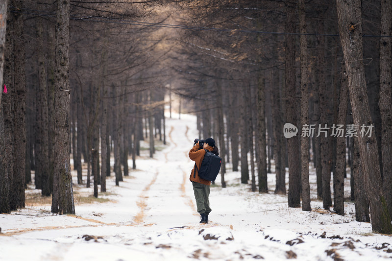 年轻女子户外拍摄美景