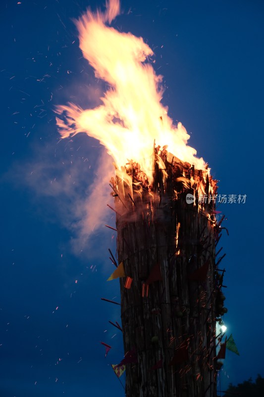 云南大理火把节夜晚熊熊燃烧的篝火