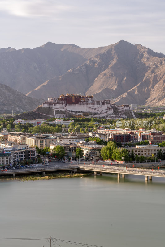 西藏拉萨南山公园远眺高原圣殿布达拉宫全景