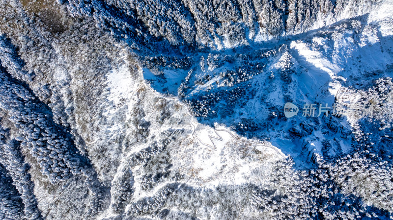 成都西岭雪山景区的阴阳界航拍特写