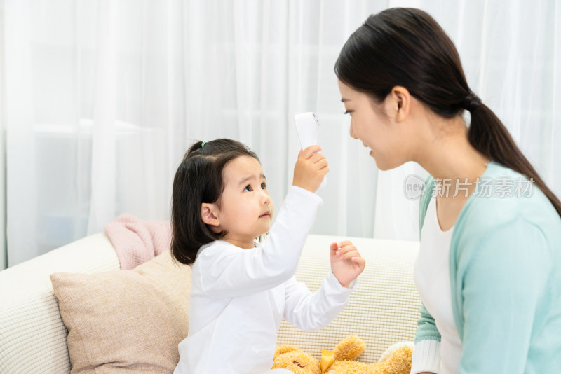 女儿给妈妈测体温