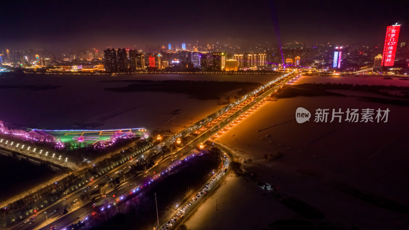 哈尔滨松花江冰冻期夜景城市交通车流大桥