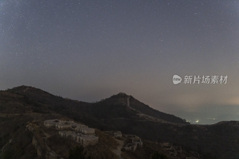 山间夜景星空璀璨武汉龙王尖长城蜿蜒其中