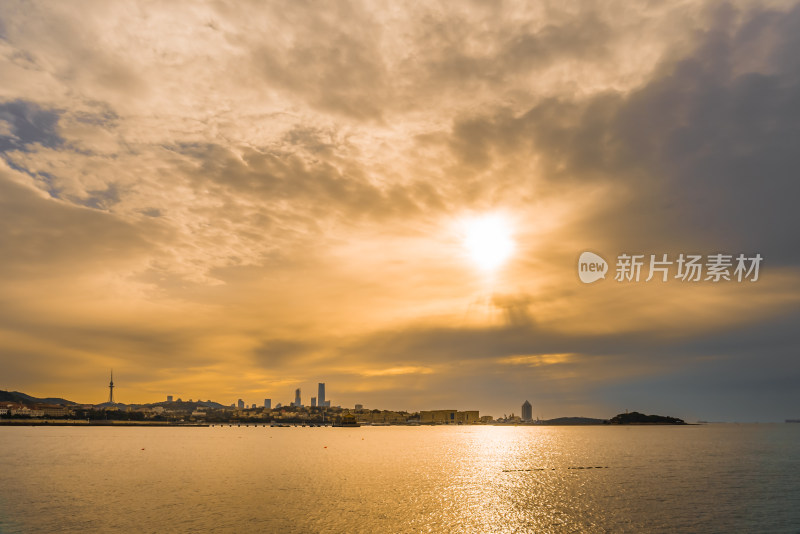 青岛滨海旅游城市清晨日出