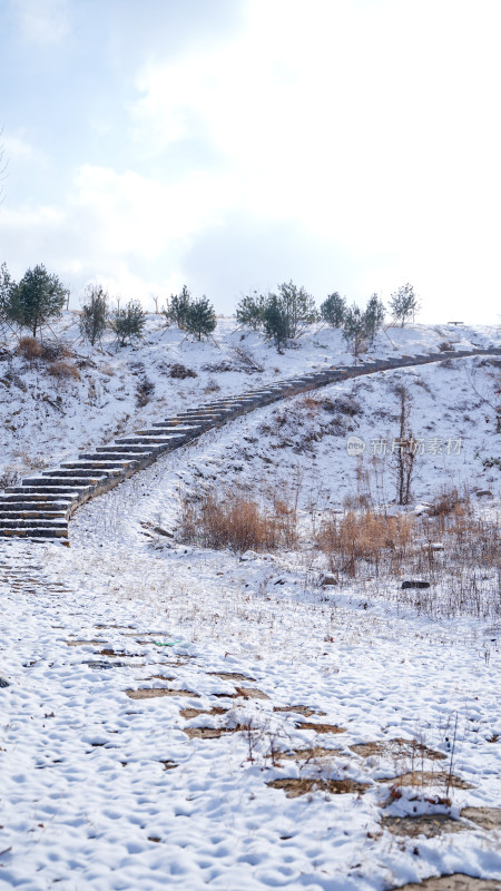 公园山谷小路雪景