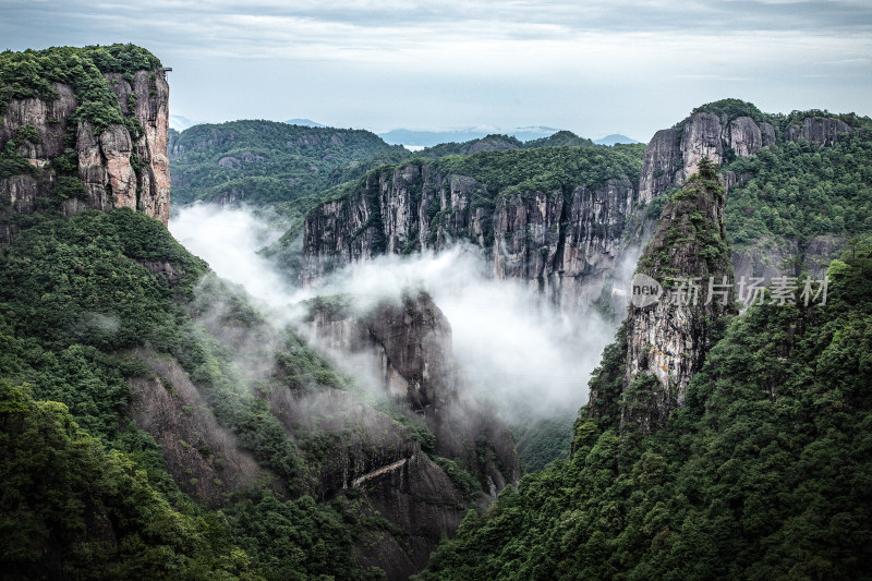 台州仙居神仙居景区山谷中的云海