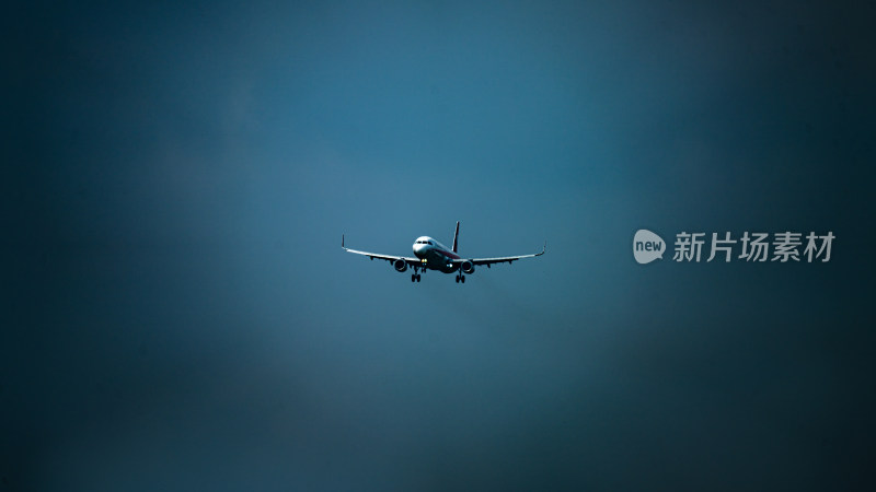 空中飞行的民航客机