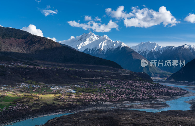 春天桃花盛开的雅鲁藏布大峡谷和多雄拉山