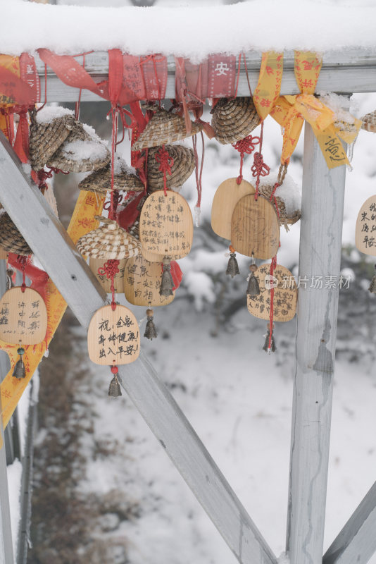 雪中日式祈福许愿牌