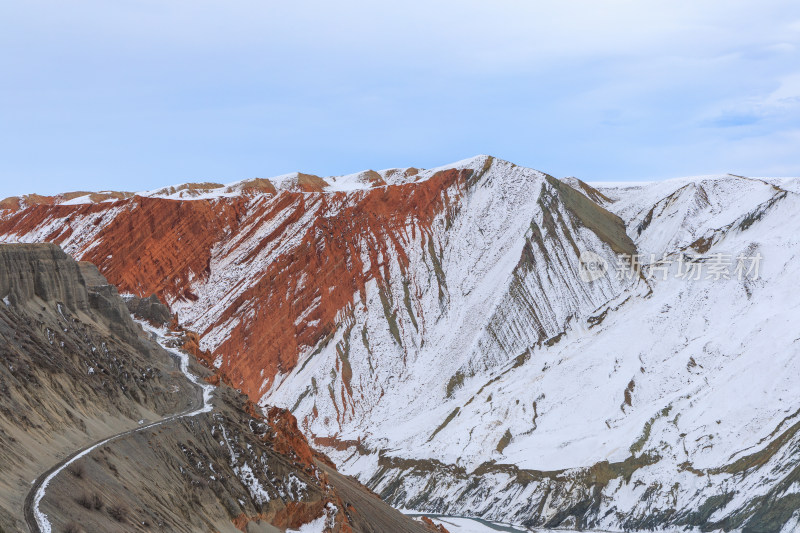 航拍新疆冬季安集海大峡谷雪景雪山山脉河流