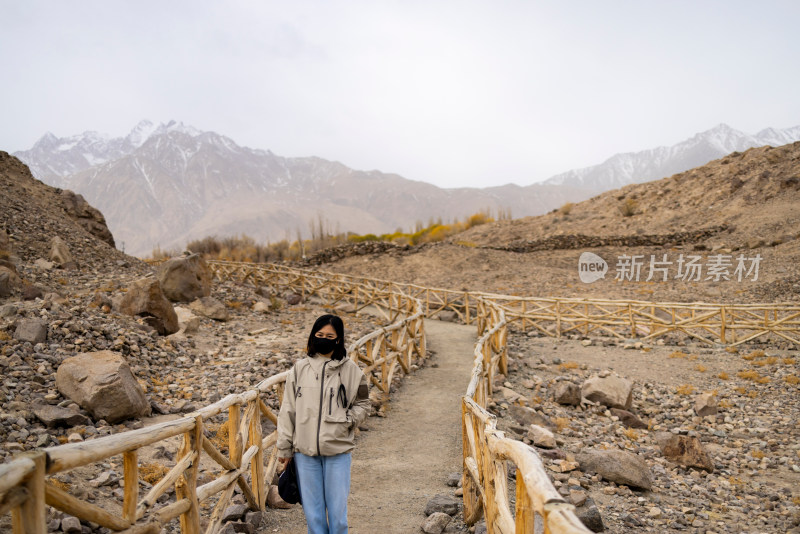 年轻女子在新疆石头城徒步旅行