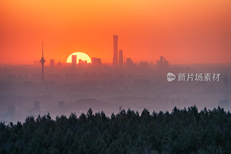 北京西山遥望城市从地平线升起