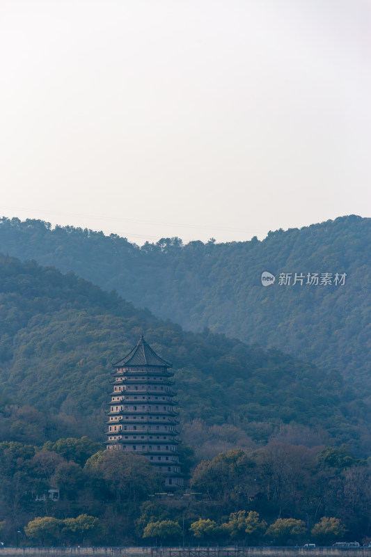 杭州钱塘江畔六合塔远景