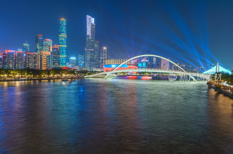 广州珠江海心桥与滨江岸城市高楼夜景灯光