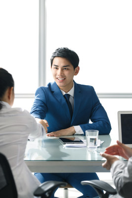 商务男女在办公室