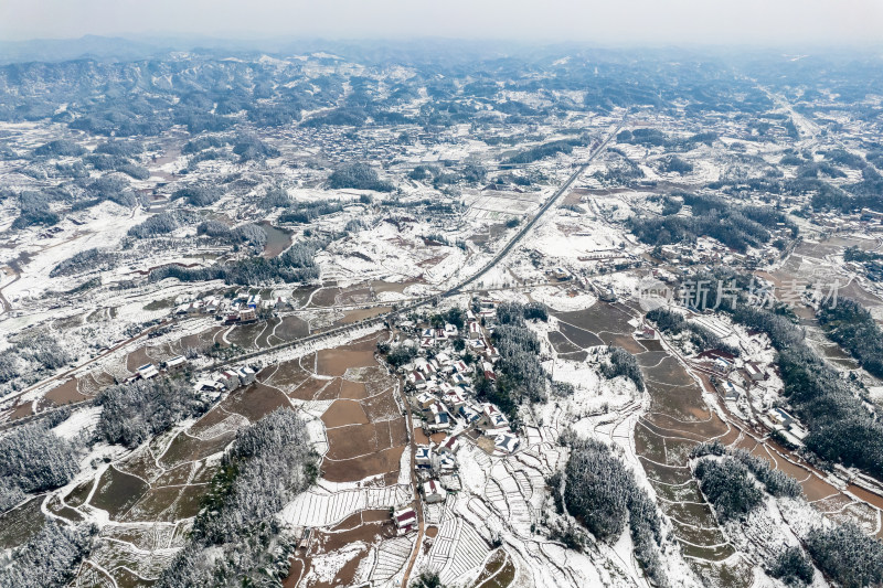 山川丘陵农田冬天雪景航拍图