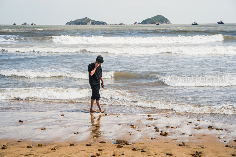 一个人在海边沙滩独孤看海