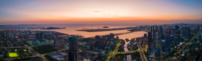 夕阳中的城市全景