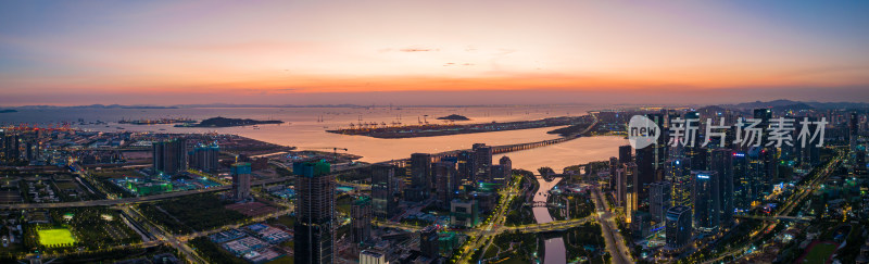 夕阳中的城市全景