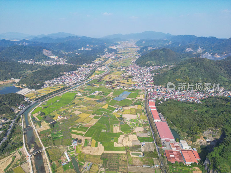 航拍蓝天白云下的青山河流村庄风光