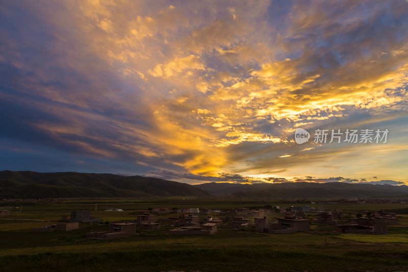 阿坝日落时的民居晚霞壮观天空景色